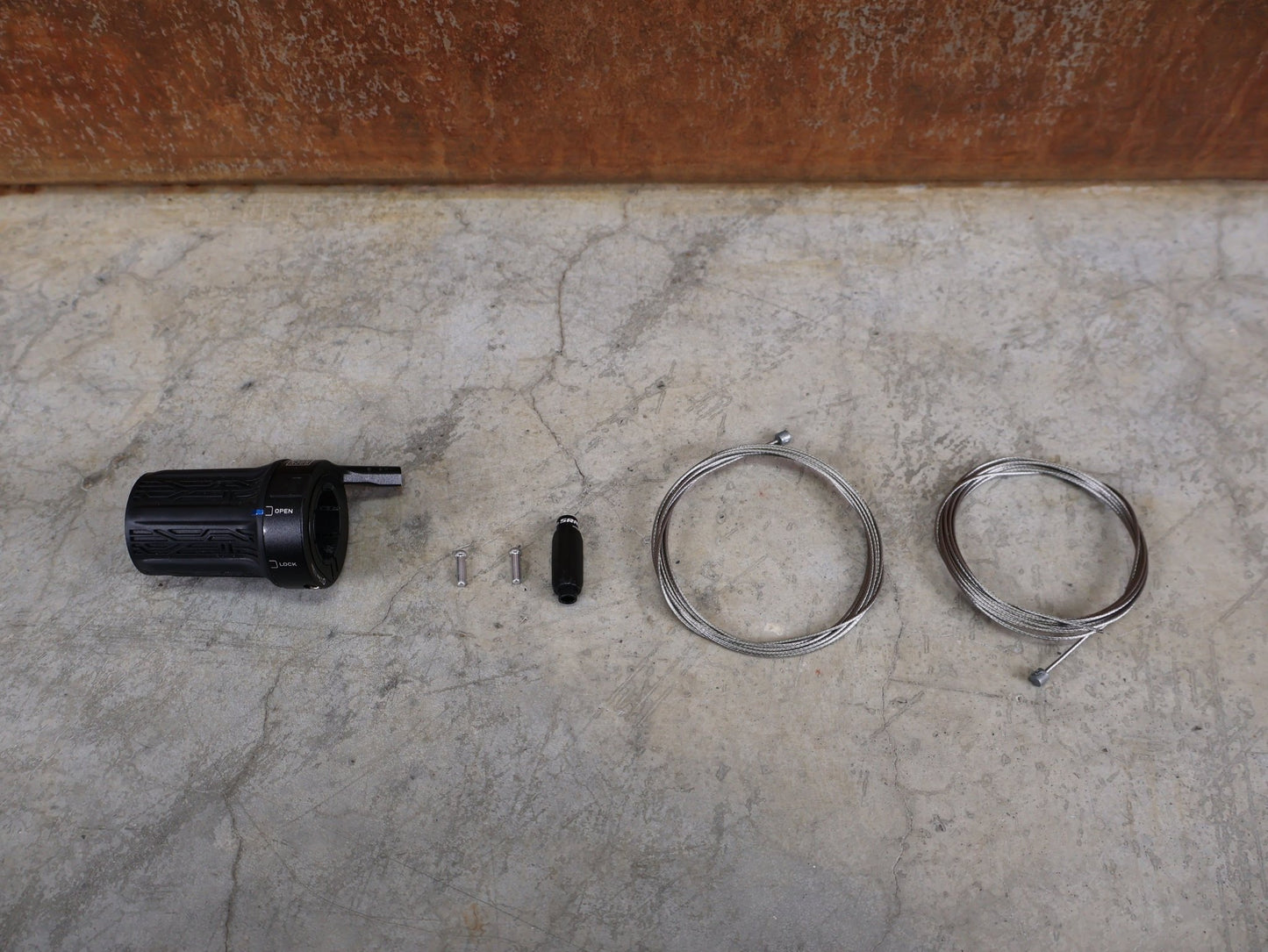 Zubehör von Sram, ROCKSHOX TWISTLOC ULTIMATE REMOTE – 2 - POSITION DREHGRIFF LINKS – 00.4318.079.000 vor USEDBIKES - OB.DE Hintergrund