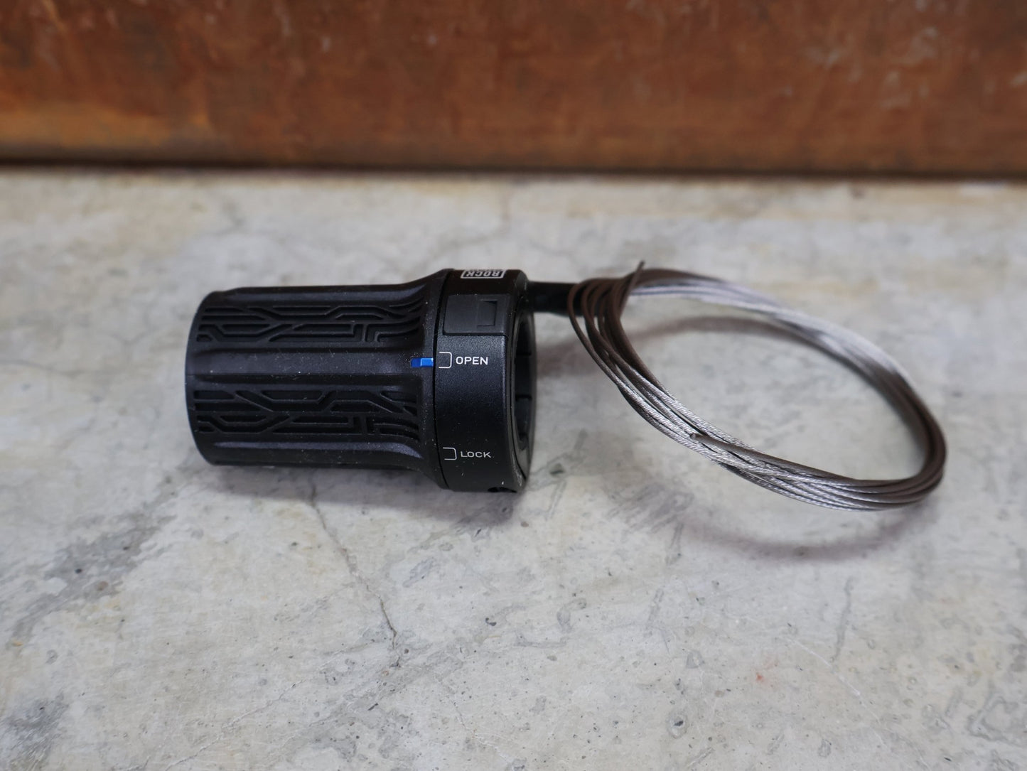 Zubehör von Sram, ROCKSHOX TWISTLOC ULTIMATE REMOTE – 2 - POSITION DREHGRIFF LINKS – 00.4318.079.000 vor USEDBIKES - OB.DE Hintergrund