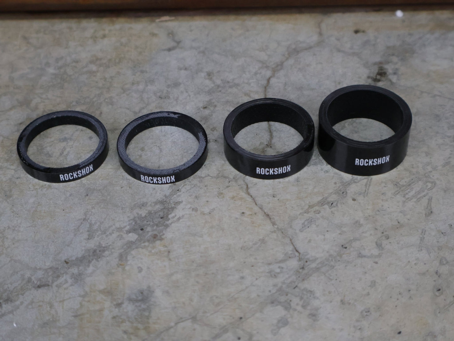 Zubehör von Rock Shox, ROCKSHOX UD CARBON SPACER SET 5/10/15 MM – 1 1/8" (00.4315.021.010) vor USEDBIKES - OB.DE Hintergrund