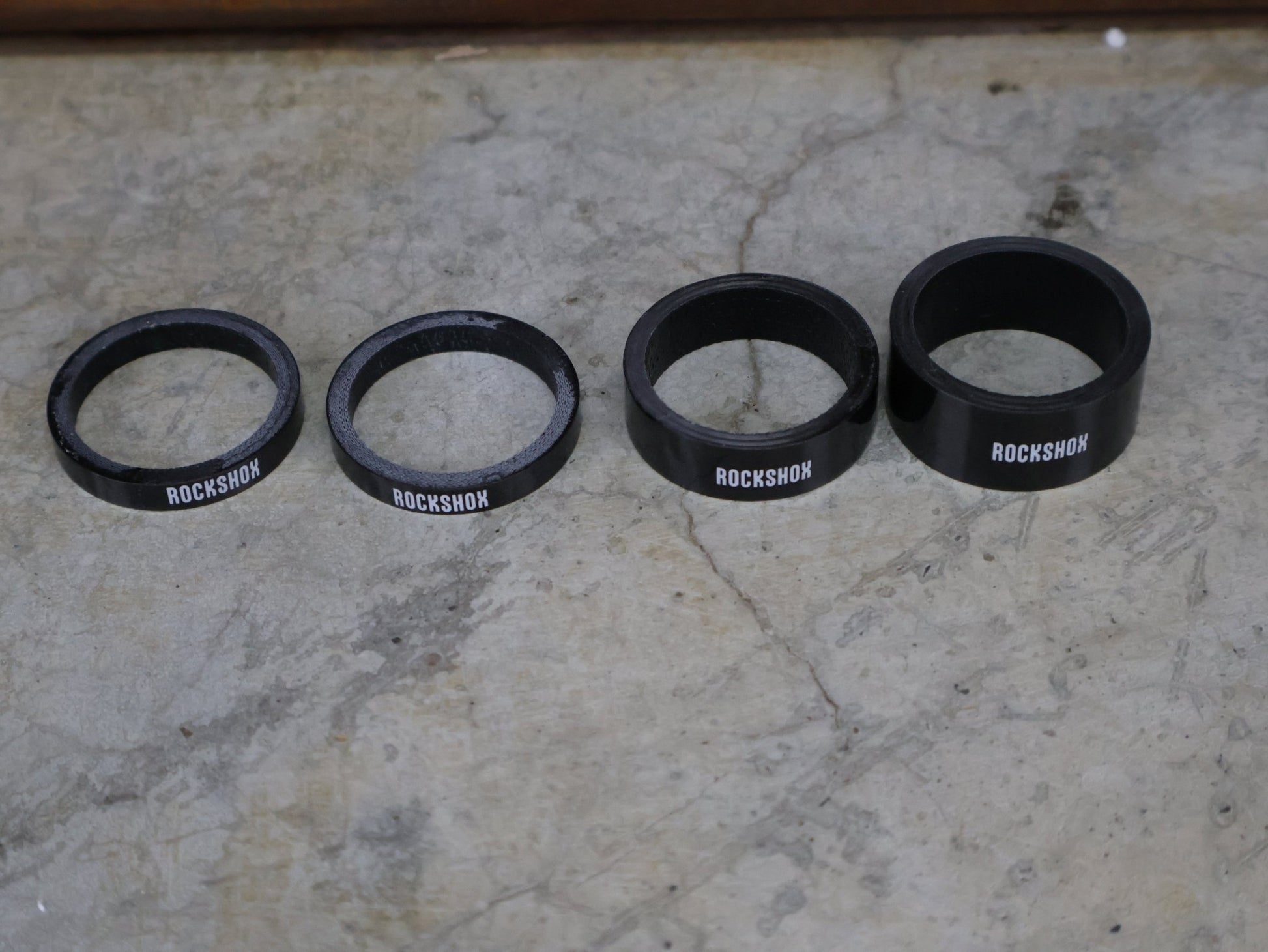 Zubehör von Rock Shox, ROCKSHOX UD CARBON SPACER SET 5/10/15 MM – 1 1/8" (00.4315.021.010) vor USEDBIKES - OB.DE Hintergrund