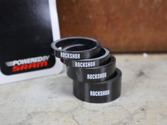 Zubehör von Rock Shox, ROCKSHOX UD CARBON SPACER SET 5/10/15 MM – 1 1/8" (00.4315.021.010) vor USEDBIKES - OB.DE Hintergrund