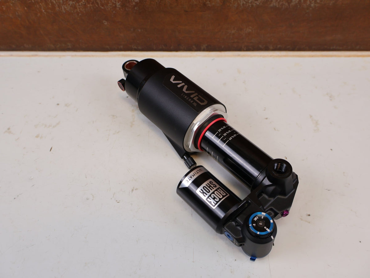 Federgabel & Dämpfer von Rock Shox, RockShox Vivid Ultimate Air Dämpfer 205x65mm Trunnion RC2T vor USEDBIKES-OB.DE Hintergrund