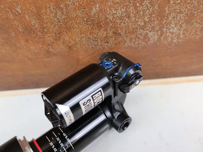 Federgabel & Dämpfer von Rock Shox, RockShox Vivid Ultimate Air Dämpfer 205x65mm Trunnion RC2T vor USEDBIKES-OB.DE Hintergrund