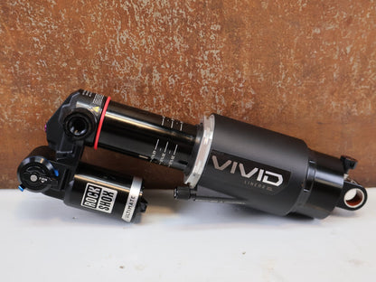 Federgabel & Dämpfer von Rock Shox, RockShox Vivid Ultimate Air Dämpfer 205x65mm Trunnion RC2T vor USEDBIKES-OB.DE Hintergrund