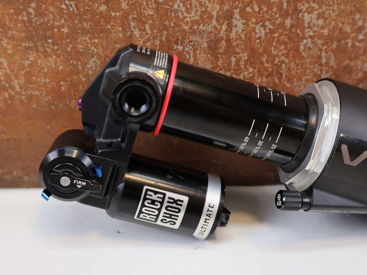 Federgabel & Dämpfer von Rock Shox, RockShox Vivid Ultimate Air Dämpfer 205x65mm Trunnion RC2T vor USEDBIKES-OB.DE Hintergrund