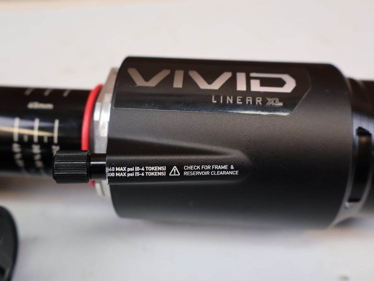 Federgabel & Dämpfer von Rock Shox, RockShox Vivid Ultimate Air Dämpfer 205x65mm Trunnion RC2T vor USEDBIKES-OB.DE Hintergrund