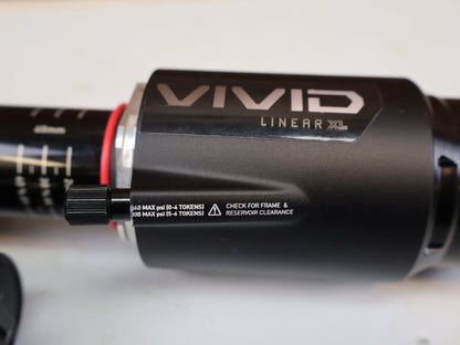 Federgabel & Dämpfer von Rock Shox, RockShox Vivid Ultimate Air Dämpfer 205x65mm Trunnion RC2T vor USEDBIKES-OB.DE Hintergrund