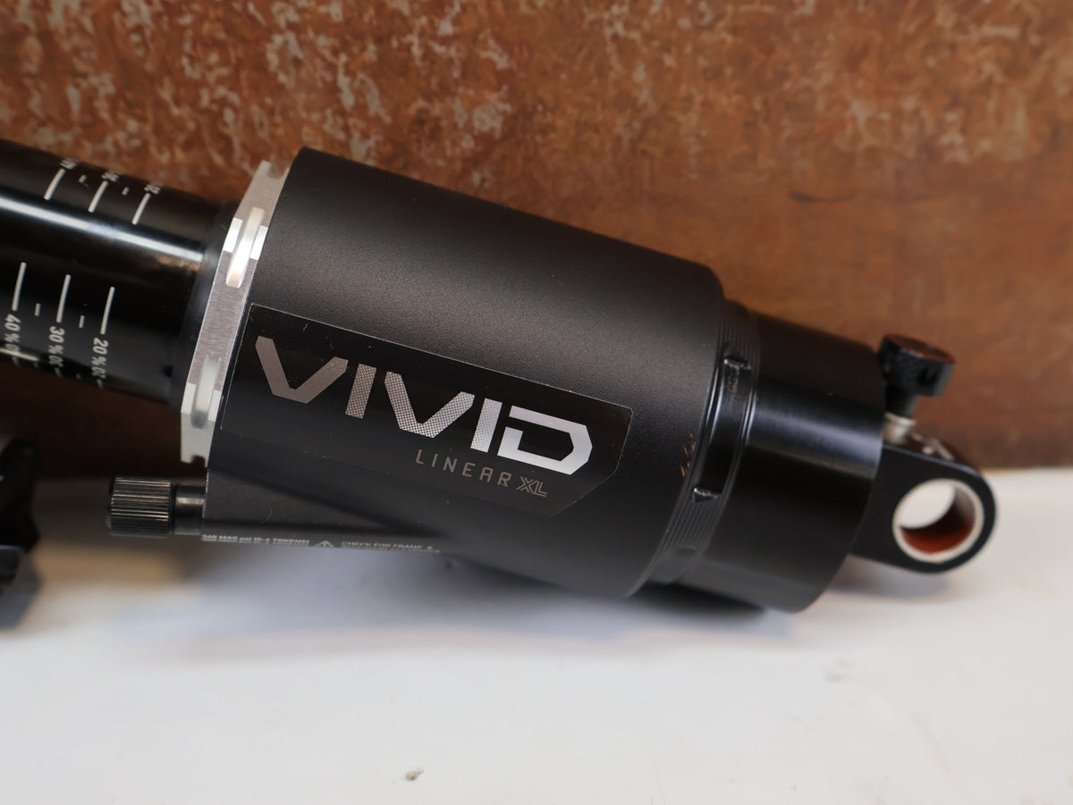 Federgabel & Dämpfer von Rock Shox, RockShox Vivid Ultimate Air Dämpfer 205x65mm Trunnion RC2T vor USEDBIKES-OB.DE Hintergrund