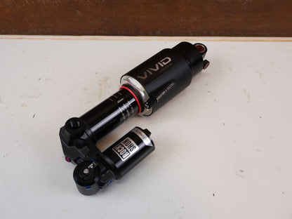 Federgabel & Dämpfer von Rock Shox, RockShox Vivid Ultimate Air Dämpfer 205x65mm Trunnion RC2T vor USEDBIKES-OB.DE Hintergrund