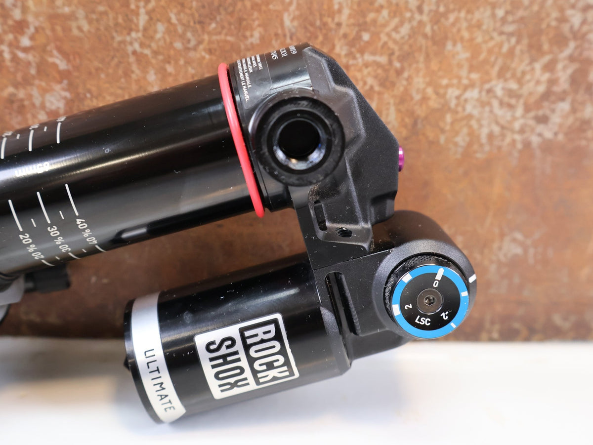 Federgabel & Dämpfer von Rock Shox, RockShox Vivid Ultimate Air Dämpfer 205x65mm Trunnion RC2T vor USEDBIKES-OB.DE Hintergrund