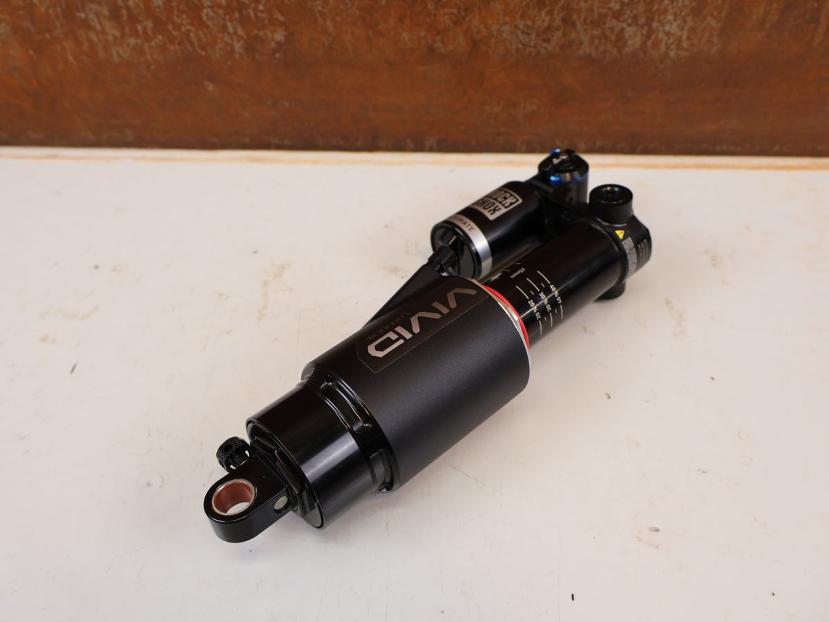 Federgabel & Dämpfer von Rock Shox, RockShox Vivid Ultimate Air Dämpfer 205x65mm Trunnion RC2T vor USEDBIKES-OB.DE Hintergrund