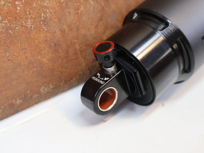 Federgabel & Dämpfer von Rock Shox, RockShox Vivid Ultimate Air Dämpfer 205x65mm Trunnion RC2T vor USEDBIKES-OB.DE Hintergrund