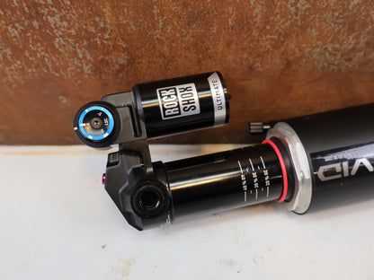Federgabel & Dämpfer von Rock Shox, RockShox Vivid Ultimate Air Dämpfer 205x65mm Trunnion RC2T vor USEDBIKES-OB.DE Hintergrund