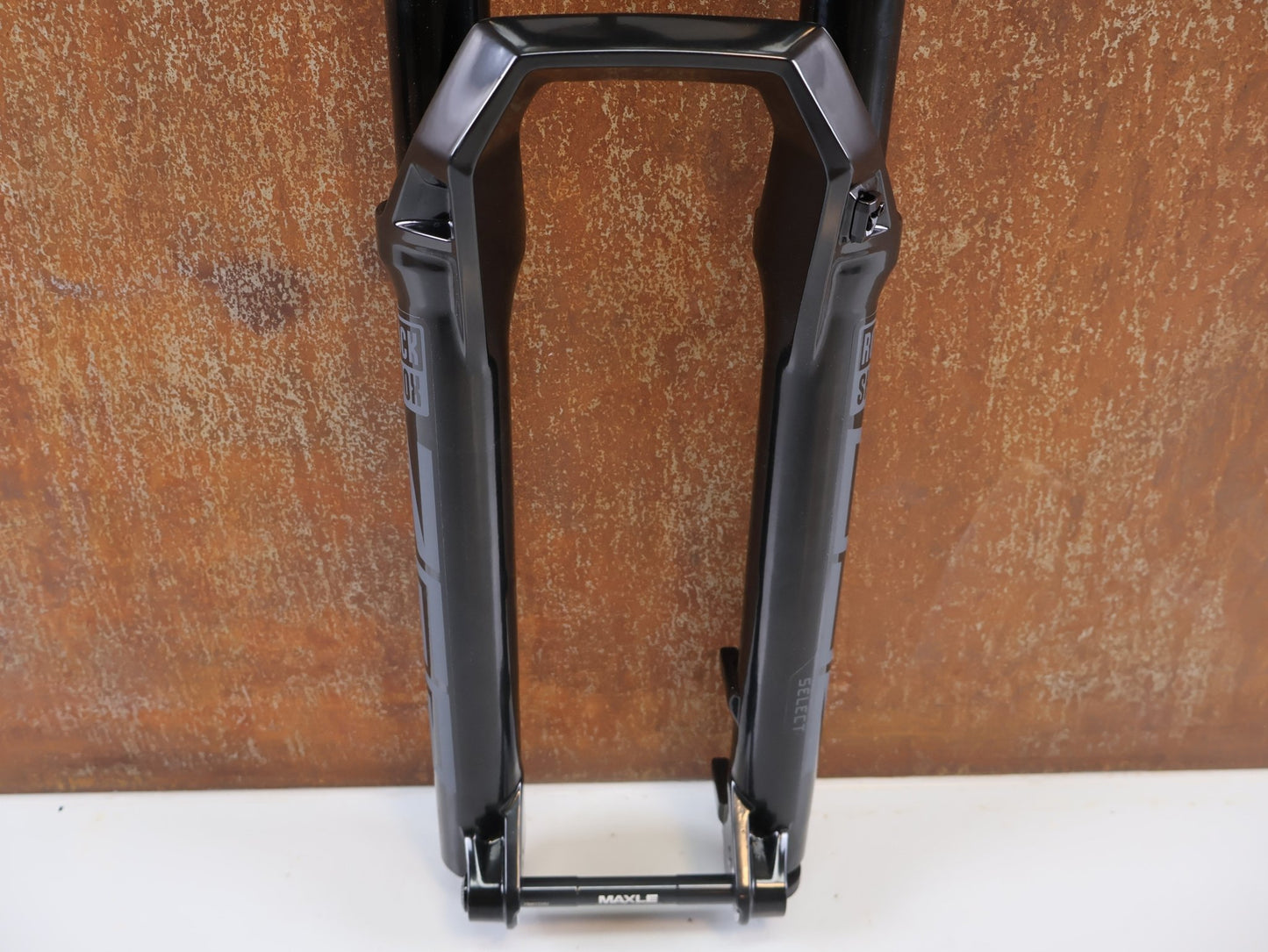 Federgabel von Rock Shox, ROCKSHOX ZEB SELECT FEDERGABEL / 29" / 180MM / CHARGER RC / BOOST / 00.4020.818.005 vor USEDBIKES - OB.DE Hintergrund