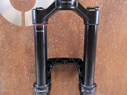 Federgabel von Rock Shox, ROCKSHOX ZEB SELECT FEDERGABEL / 29" / 180MM / CHARGER RC / BOOST / 00.4020.818.005 vor USEDBIKES - OB.DE Hintergrund
