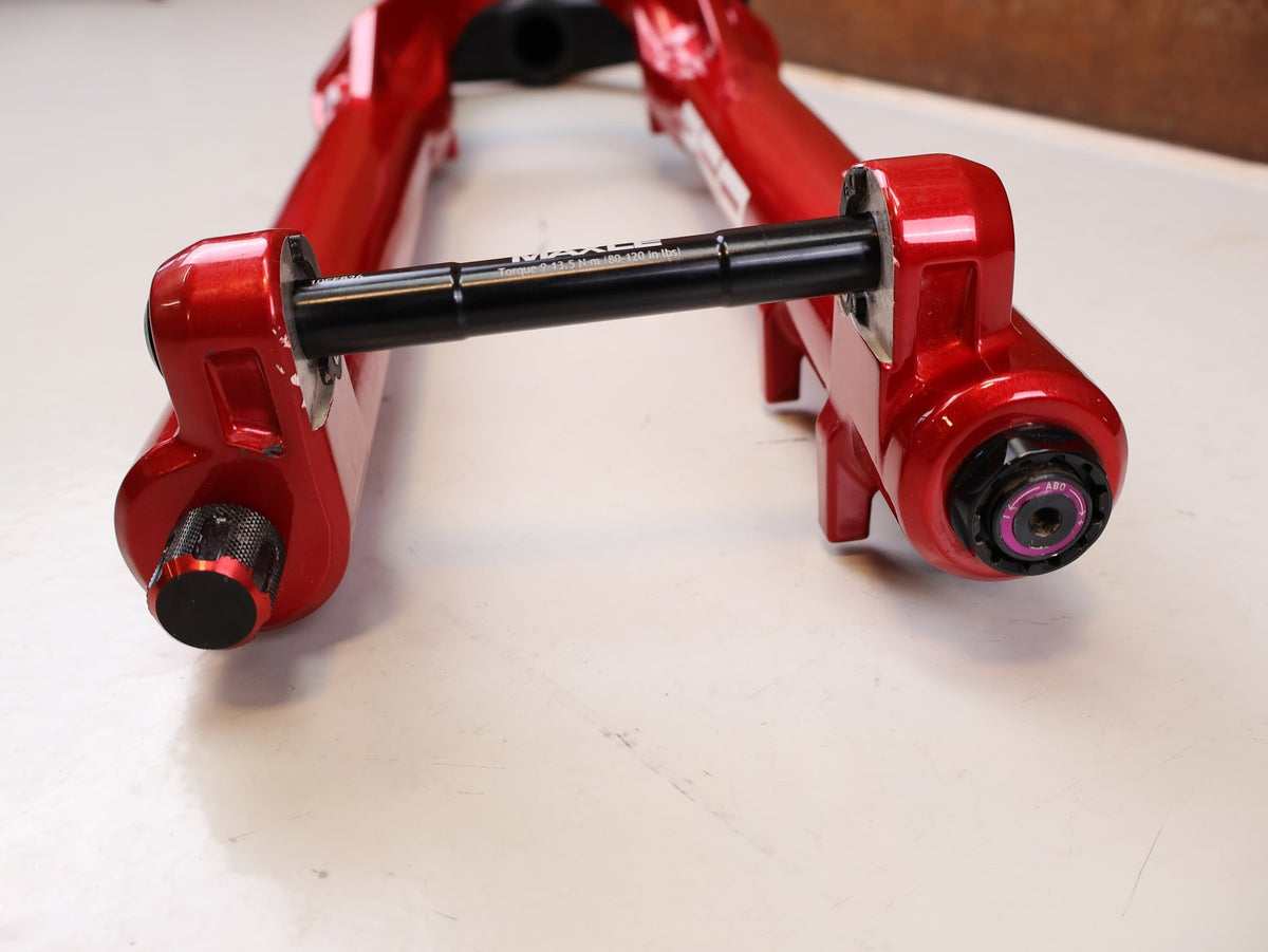 Federgabel von Rock Shox, RockShox ZEB Ultimate B1 29" 170mm Electric Red FS-ZEB-ULT-B1 vor USEDBIKES-OB.DE Hintergrund