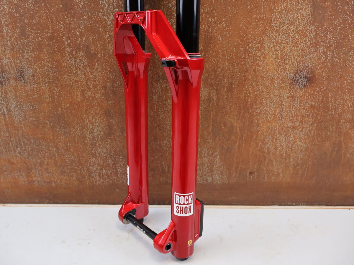 Federgabel von Rock Shox, RockShox ZEB Ultimate B1 29" 170mm Electric Red FS-ZEB-ULT-B1 vor USEDBIKES-OB.DE Hintergrund
