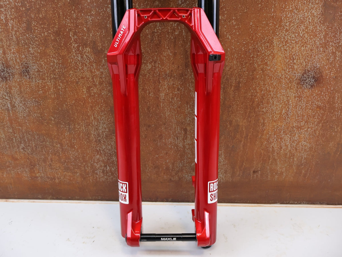 Federgabel von Rock Shox, RockShox ZEB Ultimate B1 29" 170mm Electric Red FS-ZEB-ULT-B1 vor USEDBIKES-OB.DE Hintergrund