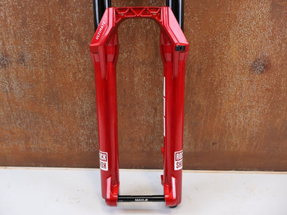 Federgabel von Rock Shox, RockShox ZEB Ultimate B1 29" 170mm Electric Red FS-ZEB-ULT-B1 vor USEDBIKES-OB.DE Hintergrund