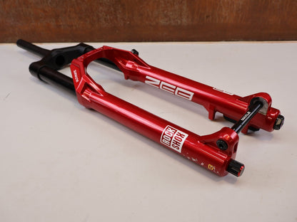 Federgabel von Rock Shox, RockShox ZEB Ultimate B1 29" 170mm Electric Red FS-ZEB-ULT-B1 vor USEDBIKES-OB.DE Hintergrund