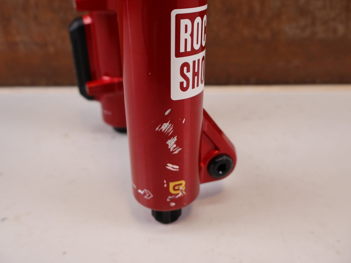 Federgabel von Rock Shox, RockShox ZEB Ultimate B1 29" 170mm Electric Red FS-ZEB-ULT-B1 vor USEDBIKES-OB.DE Hintergrund