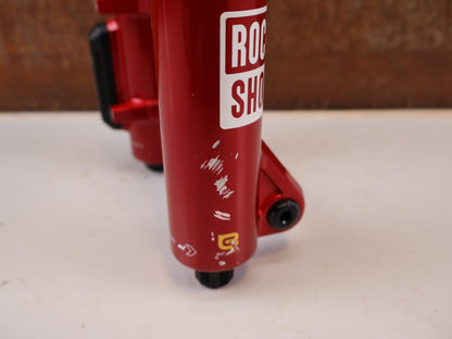 Federgabel von Rock Shox, RockShox ZEB Ultimate B1 29" 170mm Electric Red FS-ZEB-ULT-B1 vor USEDBIKES-OB.DE Hintergrund