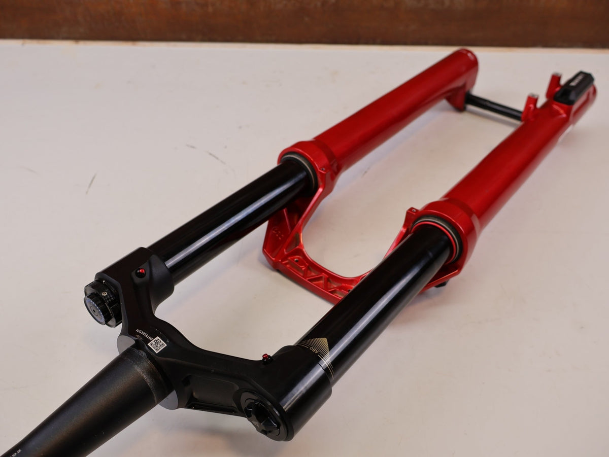 Federgabel von Rock Shox, RockShox ZEB Ultimate B1 29" 170mm Electric Red FS-ZEB-ULT-B1 vor USEDBIKES-OB.DE Hintergrund