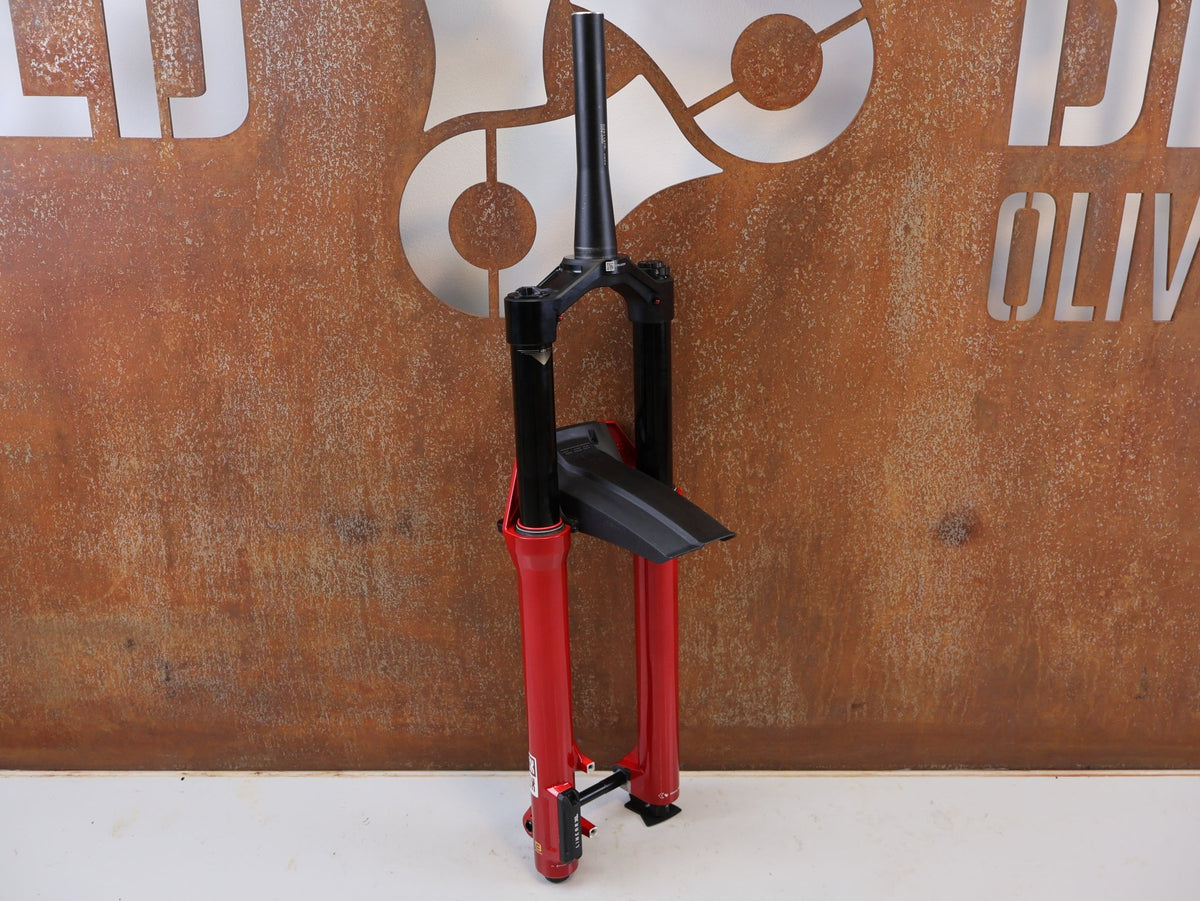 Federgabel von Rock Shox, RockShox ZEB Ultimate B1 29" 170mm Electric Red FS-ZEB-ULT-B1 vor USEDBIKES-OB.DE Hintergrund