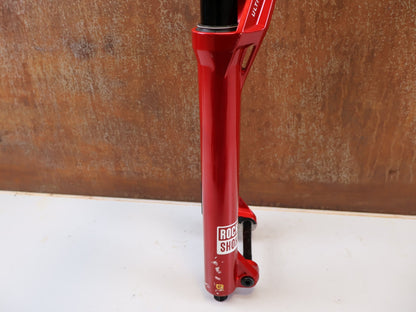 Federgabel von Rock Shox, RockShox ZEB Ultimate B1 29" 170mm Electric Red FS-ZEB-ULT-B1 vor USEDBIKES-OB.DE Hintergrund