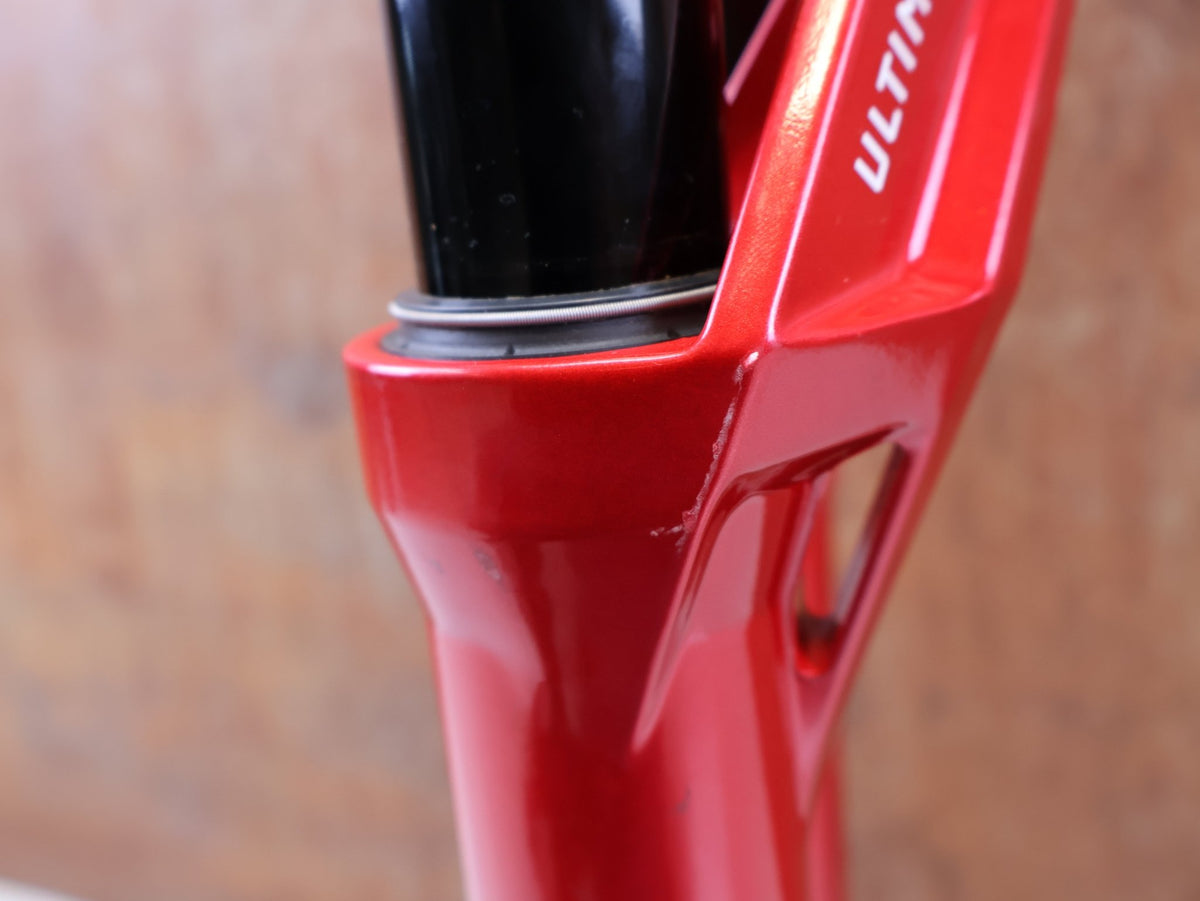 Federgabel von Rock Shox, RockShox ZEB Ultimate B1 29" 170mm Electric Red FS-ZEB-ULT-B1 vor USEDBIKES-OB.DE Hintergrund
