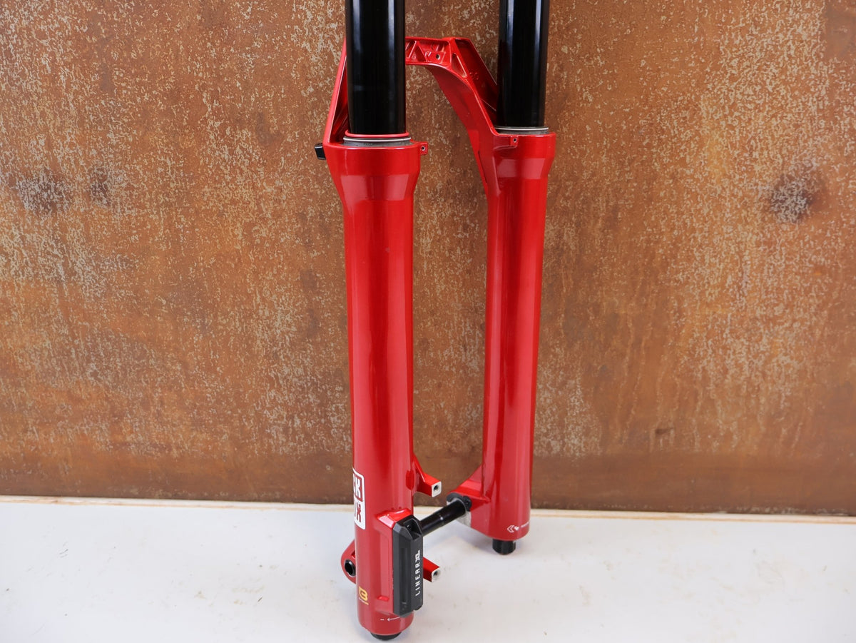 Federgabel von Rock Shox, RockShox ZEB Ultimate B1 29" 170mm Electric Red FS-ZEB-ULT-B1 vor USEDBIKES-OB.DE Hintergrund