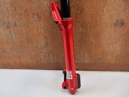 Federgabel von Rock Shox, RockShox ZEB Ultimate B1 29" 170mm Electric Red FS-ZEB-ULT-B1 vor USEDBIKES-OB.DE Hintergrund