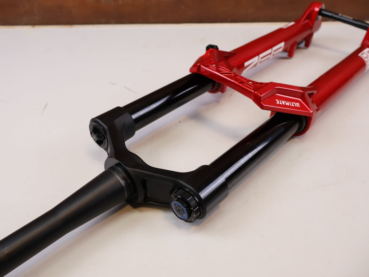 Federgabel von Rock Shox, RockShox ZEB Ultimate B1 29" 170mm Electric Red FS-ZEB-ULT-B1 vor USEDBIKES-OB.DE Hintergrund