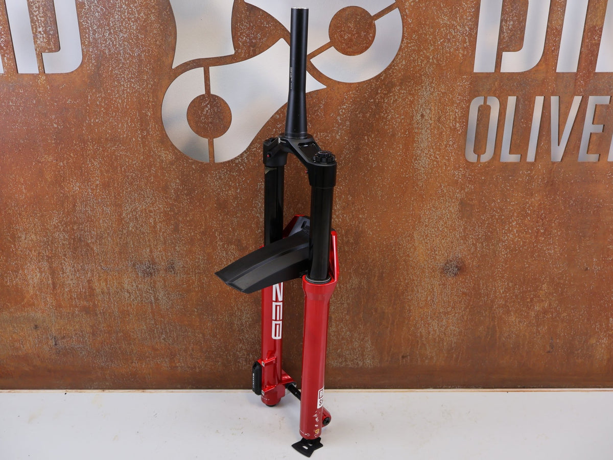 Federgabel von Rock Shox, RockShox ZEB Ultimate B1 29" 170mm Electric Red FS-ZEB-ULT-B1 vor USEDBIKES-OB.DE Hintergrund