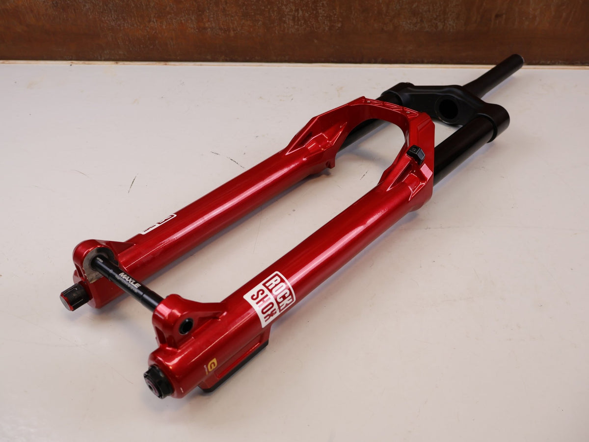 Federgabel von Rock Shox, RockShox ZEB Ultimate B1 29" 170mm Electric Red FS-ZEB-ULT-B1 vor USEDBIKES-OB.DE Hintergrund