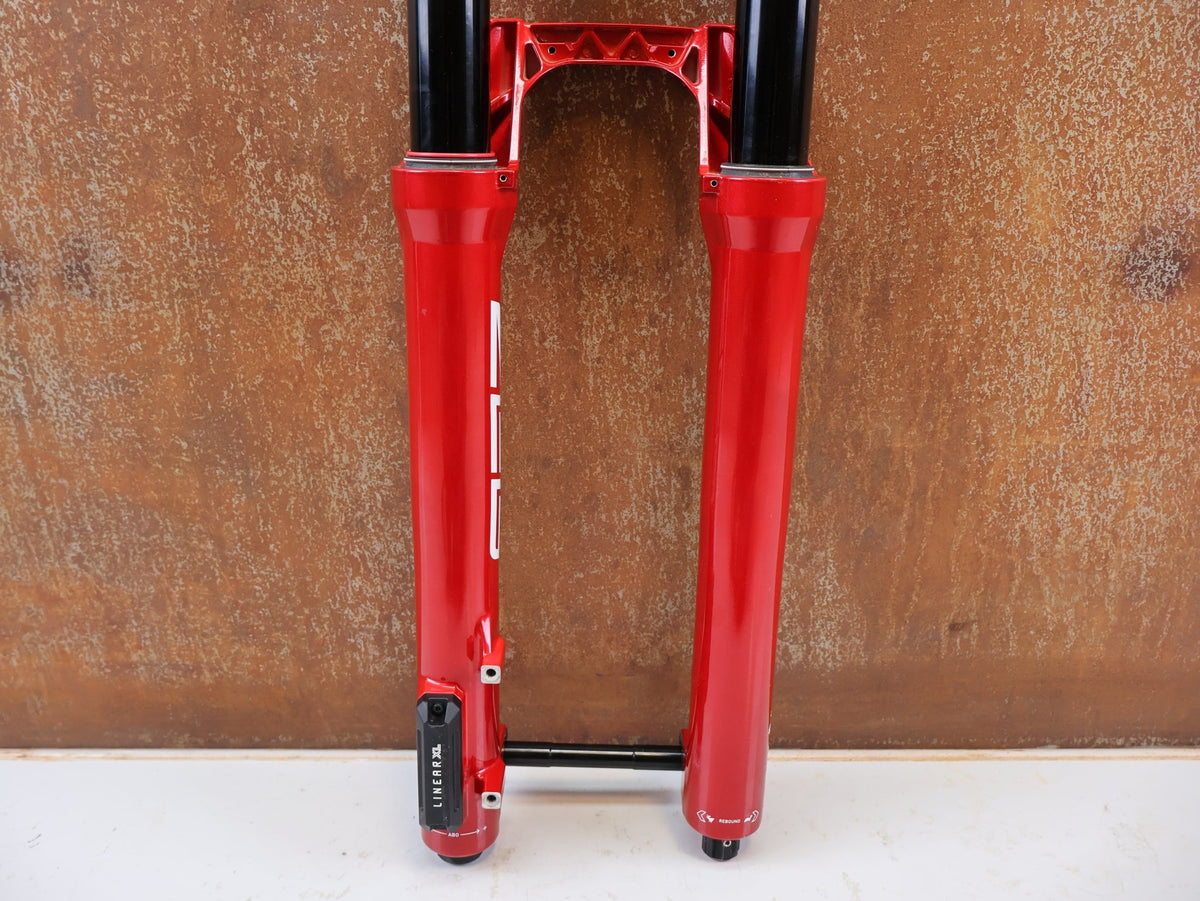 Federgabel von Rock Shox, RockShox ZEB Ultimate B1 29" 170mm Electric Red FS-ZEB-ULT-B1 vor USEDBIKES-OB.DE Hintergrund