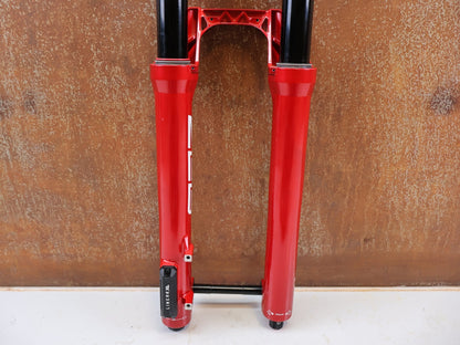 Federgabel von Rock Shox, RockShox ZEB Ultimate B1 29" 170mm Electric Red FS-ZEB-ULT-B1 vor USEDBIKES-OB.DE Hintergrund