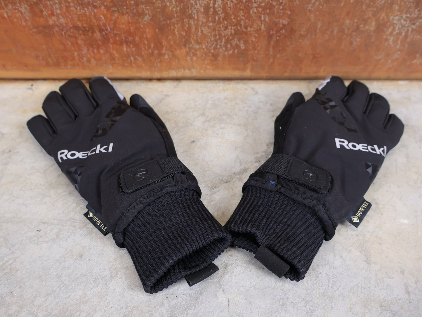 Handschuhe - BOH von Roeckl, ROECKL – VADUZ GTX FAHRRADHANDSCHUHE vor USEDBIKES - OB.DE Hintergrund