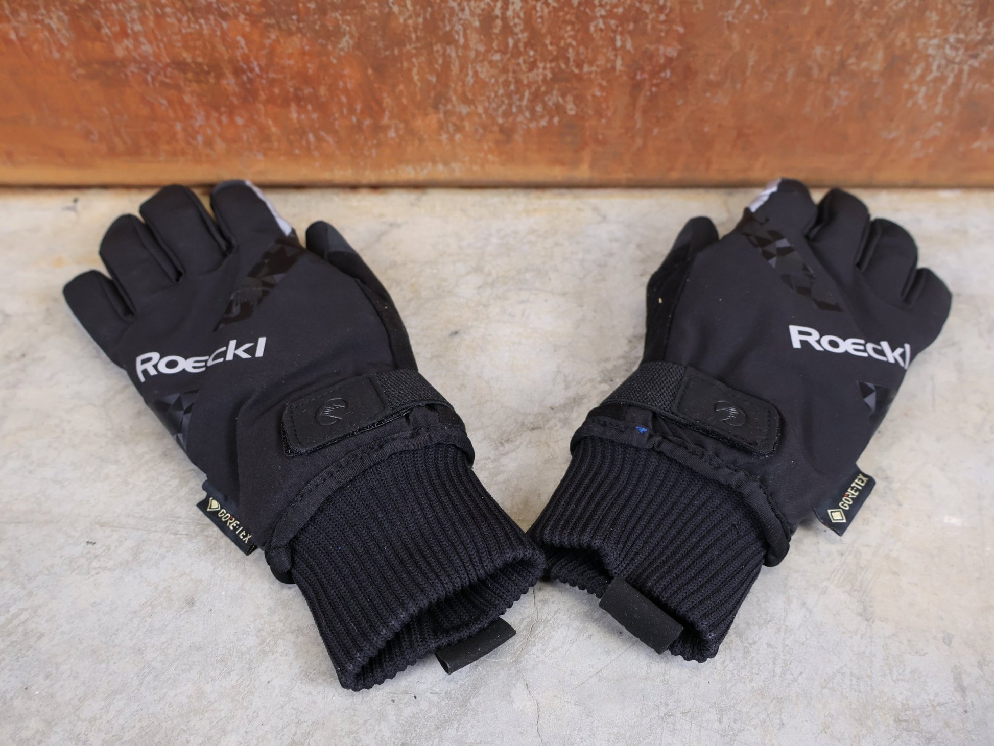 Handschuhe - BOH von Roeckl, ROECKL – VADUZ GTX FAHRRADHANDSCHUHE vor USEDBIKES - OB.DE Hintergrund