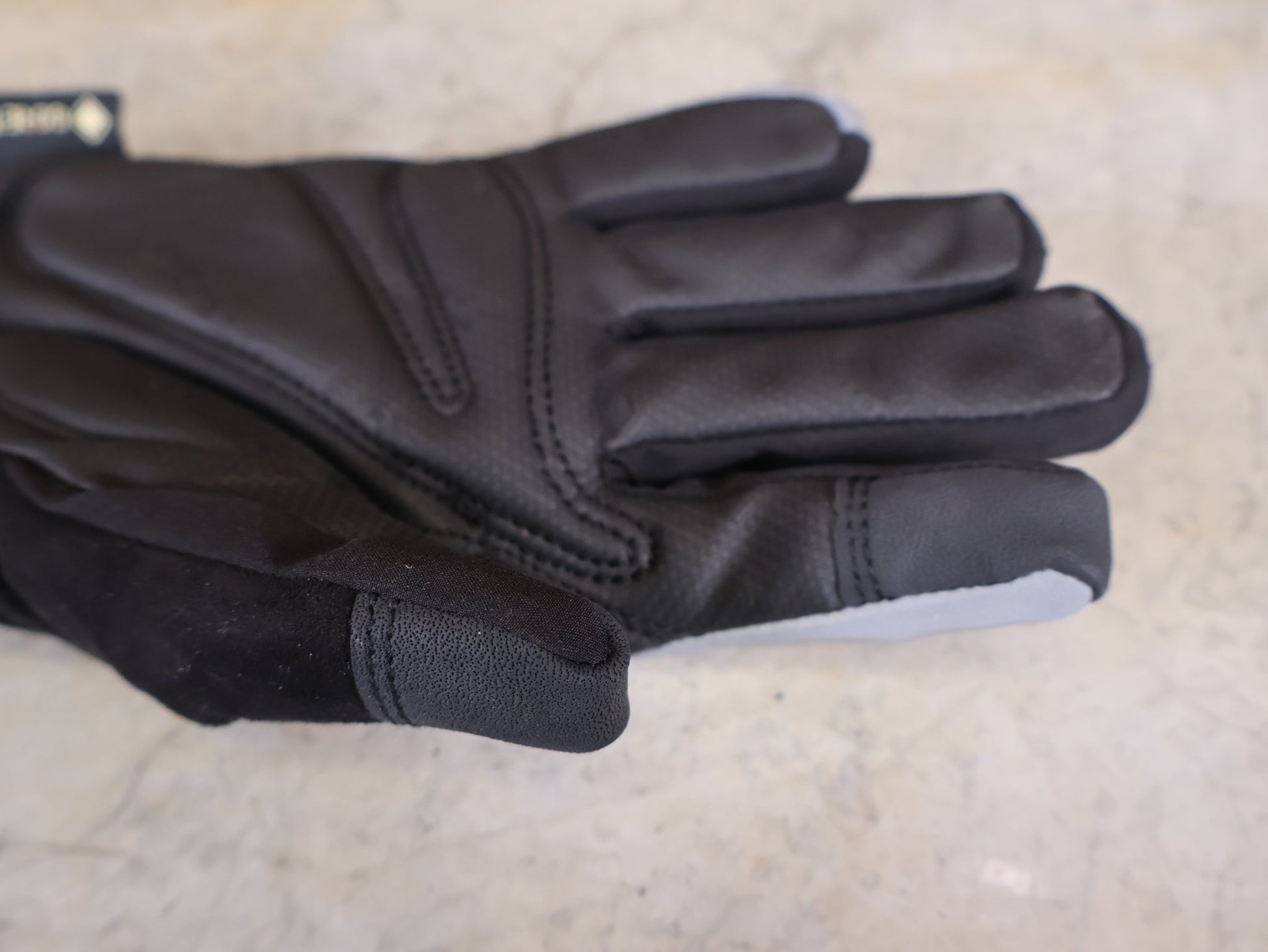 Handschuhe - BOH von Roeckl, ROECKL – VADUZ GTX FAHRRADHANDSCHUHE vor USEDBIKES - OB.DE Hintergrund