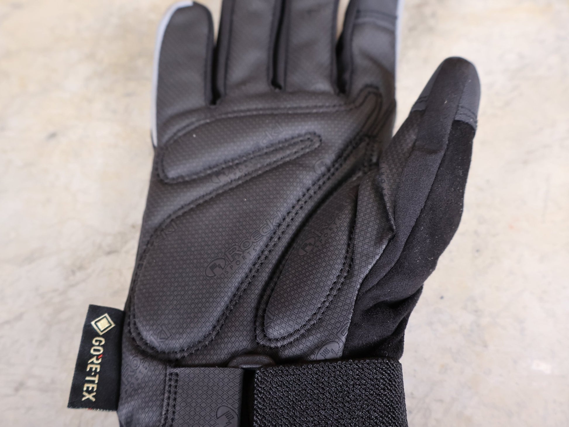 Handschuhe - BOH von Roeckl, ROECKL – VADUZ GTX FAHRRADHANDSCHUHE vor USEDBIKES - OB.DE Hintergrund