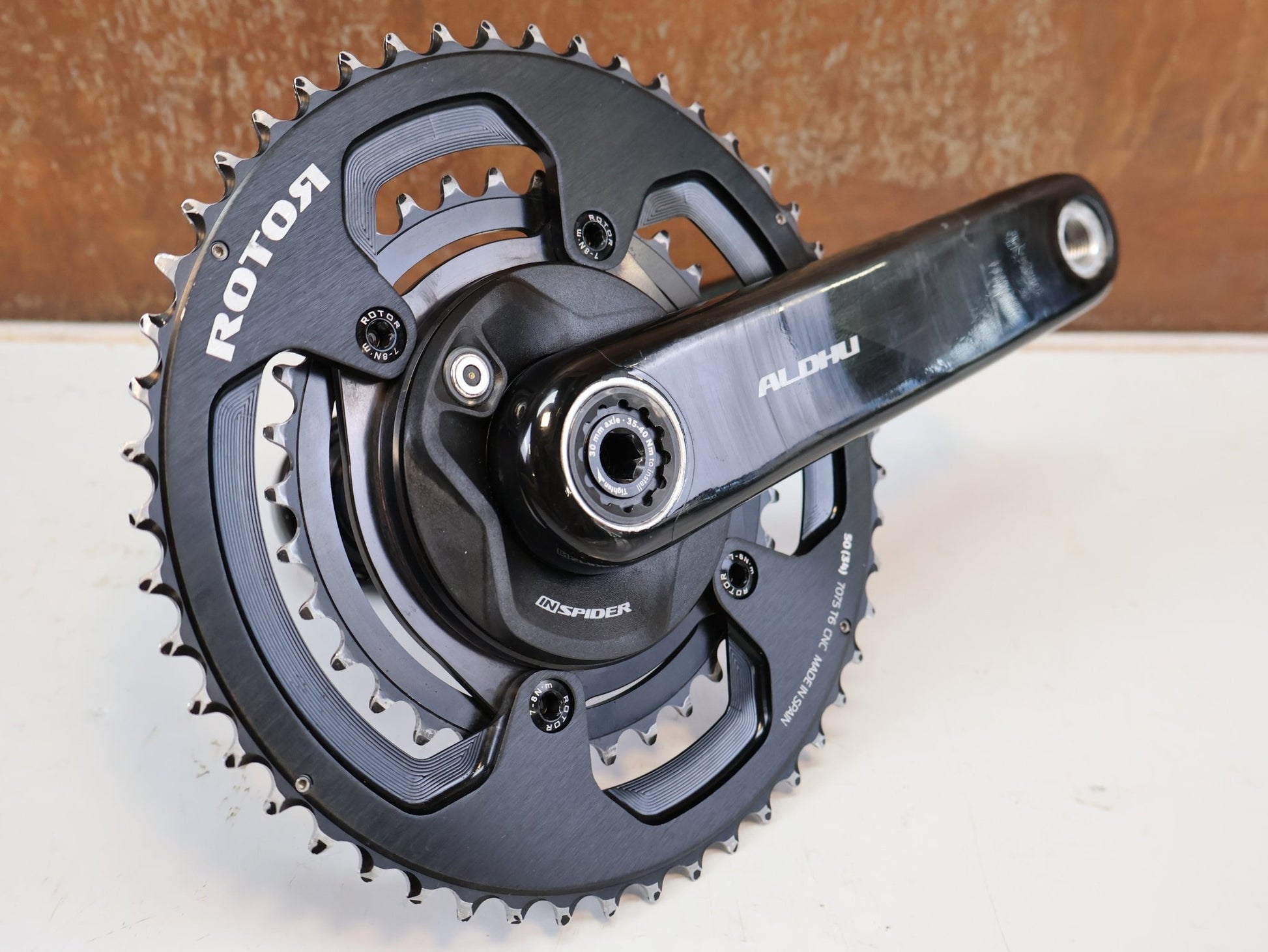 Powermeter von Rotor, ROTOR INSPIDER ALDHU CARBON POWERMETER KURBEL 172.5MM 50/34T ANT+ & BLUETOOTH vor USEDBIKES-OB.DE Hintergrund