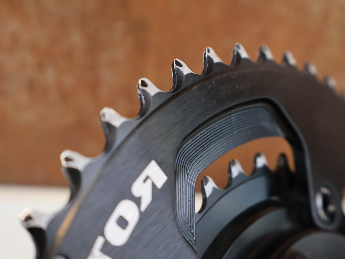 Powermeter von Rotor, ROTOR INSPIDER ALDHU CARBON POWERMETER KURBEL 172.5MM 50/34T ANT+ & BLUETOOTH vor USEDBIKES-OB.DE Hintergrund