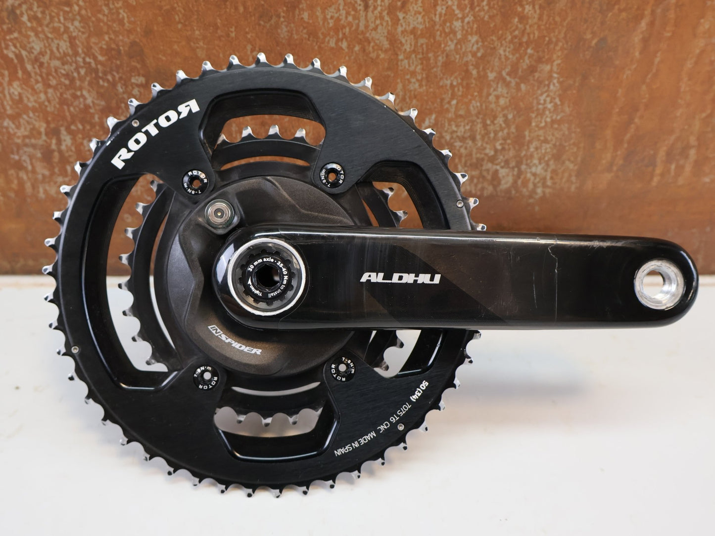Powermeter von Rotor, ROTOR INSPIDER ALDHU CARBON POWERMETER KURBEL 172.5MM 50/34T ANT+ & BLUETOOTH vor USEDBIKES-OB.DE Hintergrund