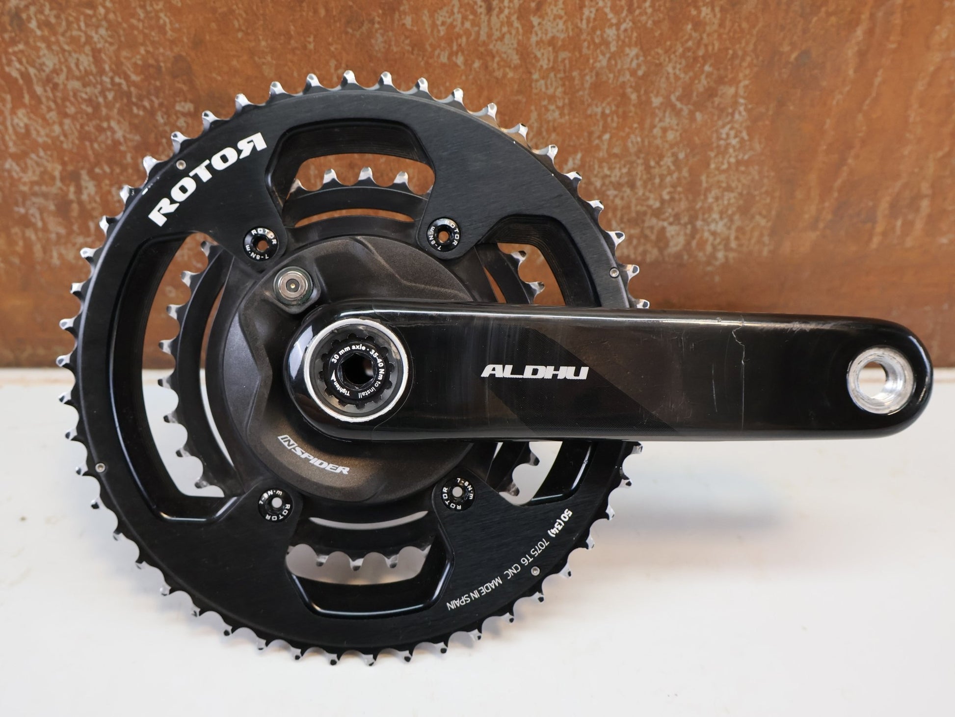 Powermeter von Rotor, ROTOR INSPIDER ALDHU CARBON POWERMETER KURBEL 172.5MM 50/34T ANT+ & BLUETOOTH vor USEDBIKES-OB.DE Hintergrund