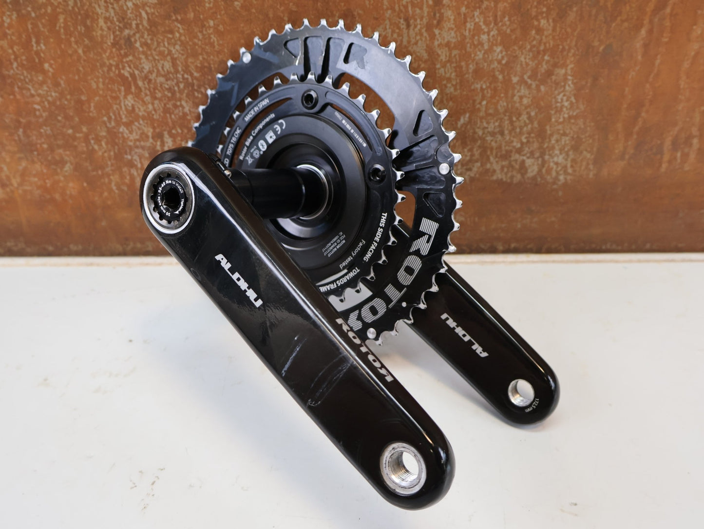 Powermeter von Rotor, ROTOR INSPIDER ALDHU CARBON POWERMETER KURBEL 172.5MM 50/34T ANT+ & BLUETOOTH vor USEDBIKES-OB.DE Hintergrund