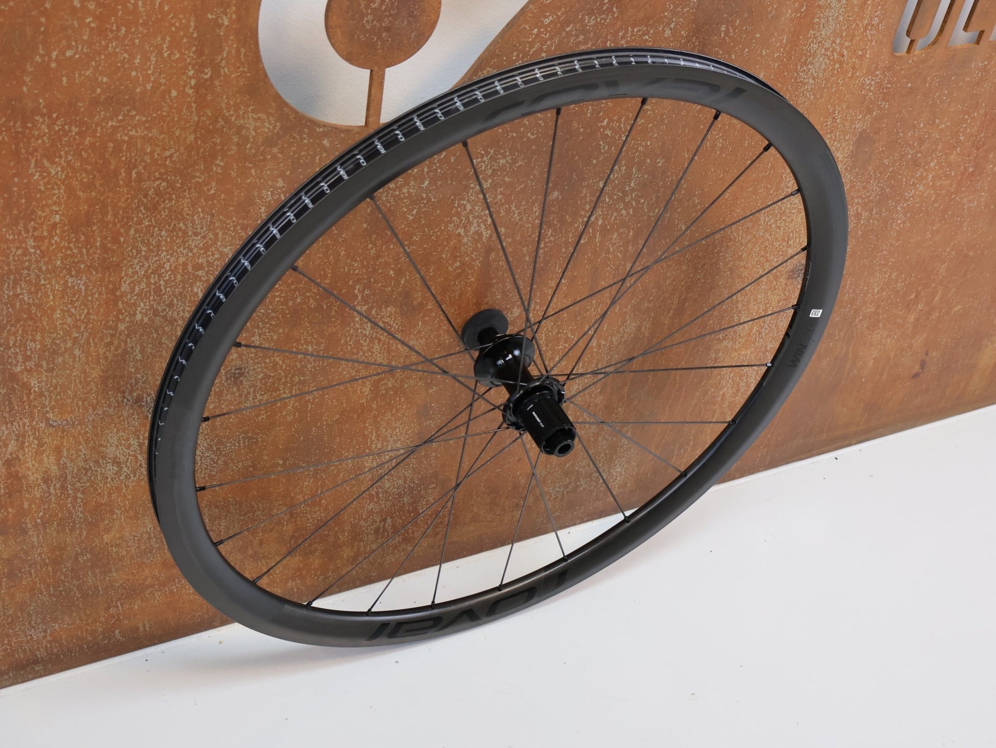 Laufrad/Laufradsatz von Specialized, ROVAL ALPINIST CLX CARBON LAUFRADSATZ / DISC / SHIMANO HG / 1270G vor USEDBIKES - OB.DE Hintergrund
