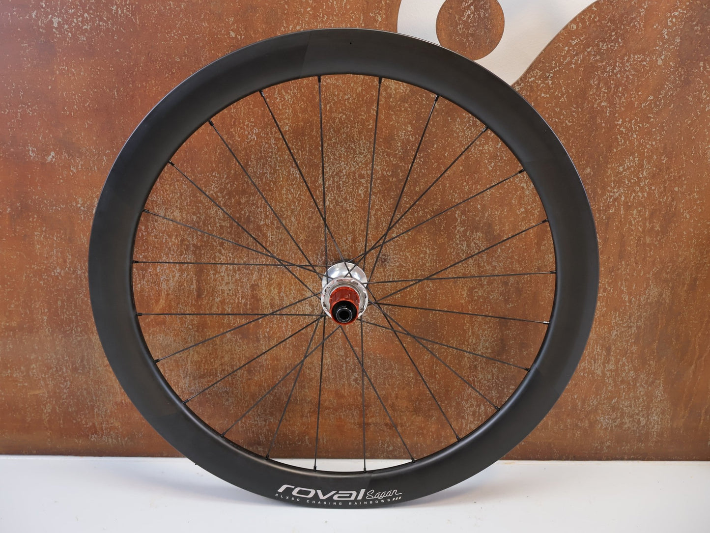 Laufrad/Laufradsatz von Specialized, ROVAL CLX 50 DISC CARBON LAUFRADSATZ / SAGAN CHASING RAINBOWS COLLECTION / SHIMANO HG vor USEDBIKES-OB.DE Hintergrund
