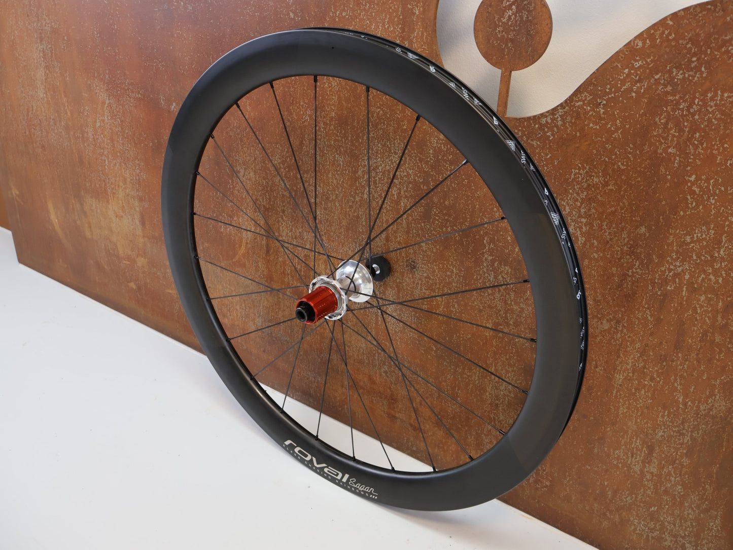 Laufrad/Laufradsatz von Specialized, ROVAL CLX 50 DISC CARBON LAUFRADSATZ / SAGAN CHASING RAINBOWS COLLECTION / SHIMANO HG vor USEDBIKES-OB.DE Hintergrund