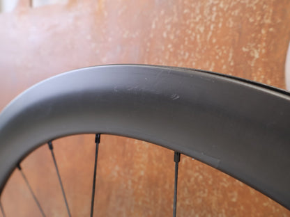 Laufrad/Laufradsatz von Specialized, ROVAL CLX 50 DISC CARBON LAUFRADSATZ / SAGAN CHASING RAINBOWS COLLECTION / SHIMANO HG vor USEDBIKES-OB.DE Hintergrund